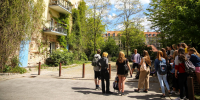 Skoleelever på tur med CONCITOs klimaambassade ser på grøn facade